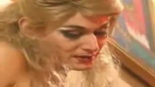 Adımlarda iki travesti