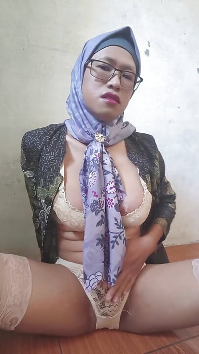 Une trans en hijab punit son trou du cul avec un gros gode
