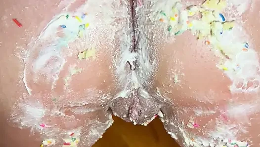 Stiefmutter zertrümmert meinen geburtstagskuchen mit ihrer fetten muschi