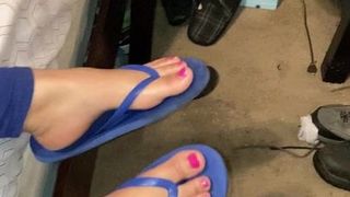 Mehr Schuhspiel in blauen Flip-Flops
