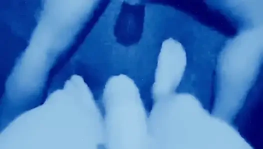 Yüzme koçu dinlenen bir öğrenci buluyor ve onu çişle uyandırıyor