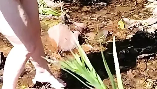 Я отвёл мачеху посмотреть поток, и она в итоге сняла всю одежду прямо передо мной.