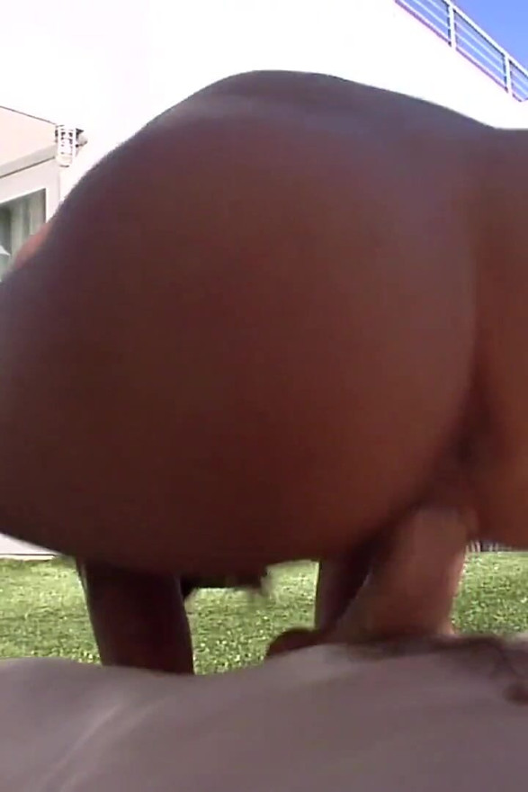 Glorious teen gets her pussy devastated outdoors