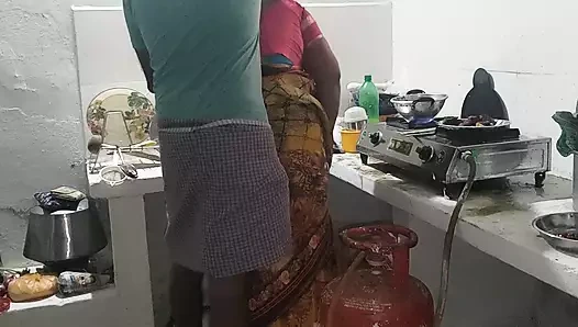 Aku sama ibu mertua waktu dia lagi masak di dapur