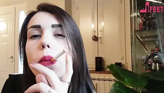 Güzel bir kızla yakın çekimde sigara içiyor