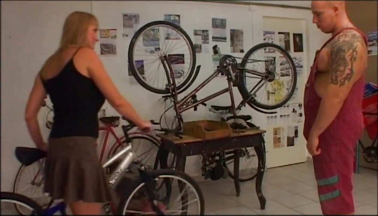 거대한 자지에 따먹히는 핫한 거유 아마추어 밀프