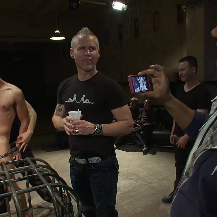 Pastuh s povezom na očima puši neznancima na zabavi