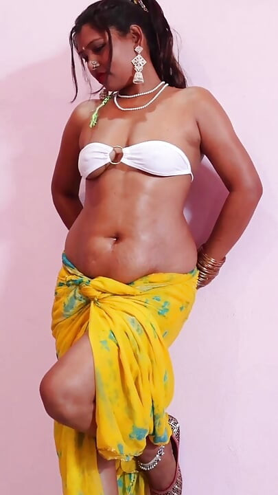 Jeg gjorde rent i huset, jeg var på chefen, og min ryg gjorde meget ondt, min chef gav mig lindring, Full Hindi Viral Video