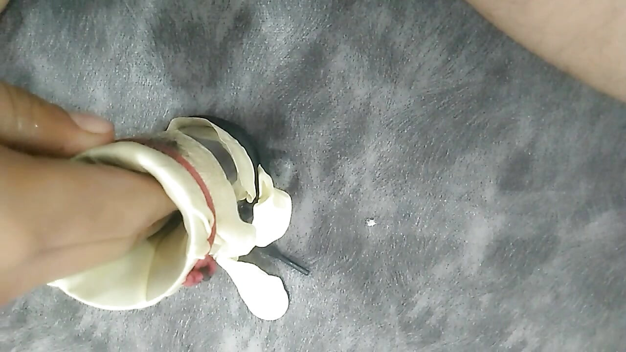 Buceta da boneca sexual fodida depois de aplicar óleo, boneca sexual alemã completa