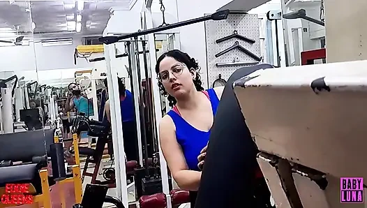 Gadis gym mesum ini terobsesi untuk mengendus kontolku babyluna939