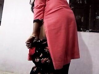 Esposa tamil remove roupas