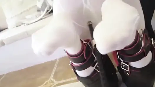 Jk kıyafetleriyle giyinmiş kısıtlanıyor ve kırbaçlanıyor