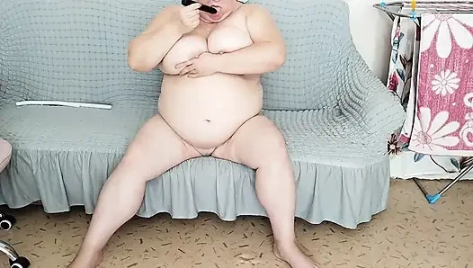 Üvey anne büyük memeler ve büyük amcıkla oynuyor