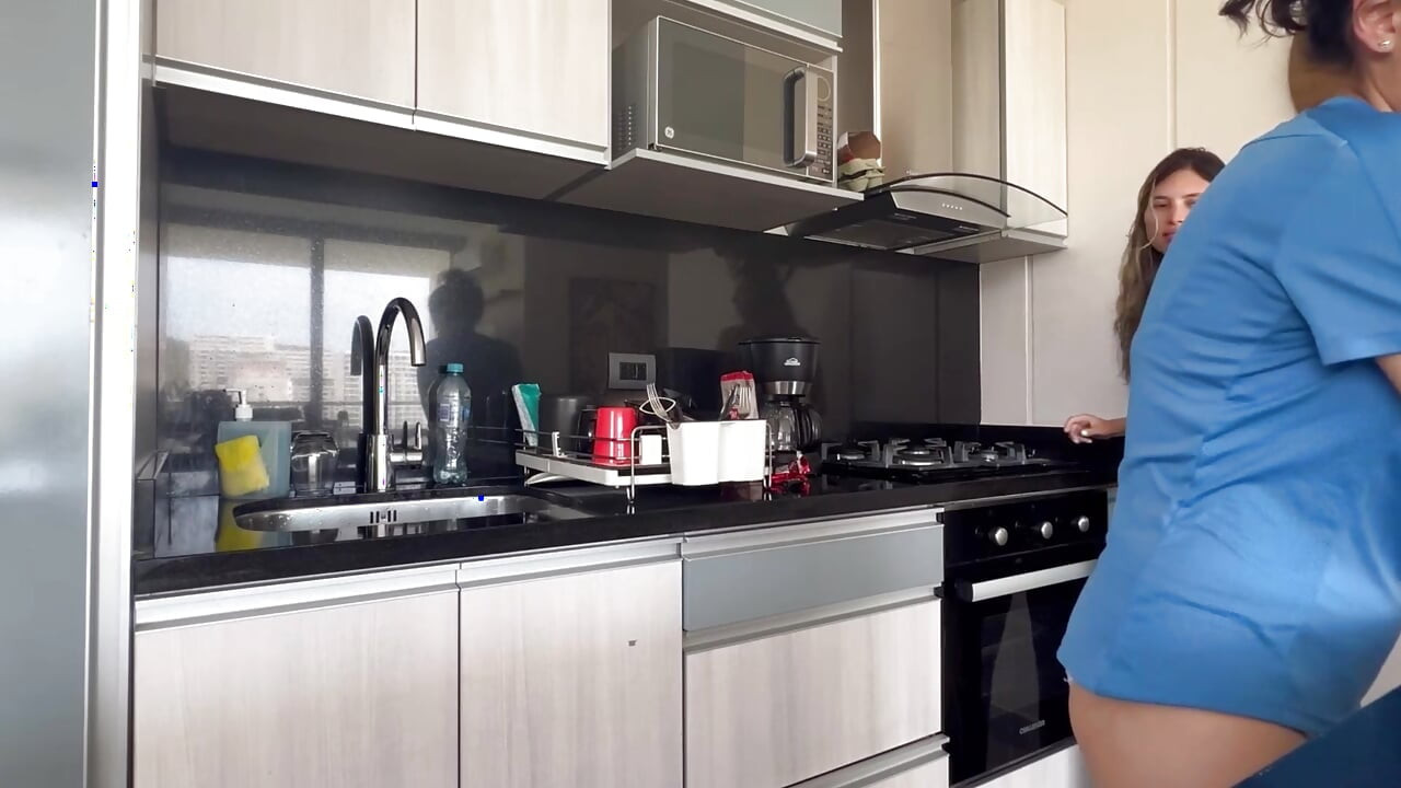 Його язик дуже добре проникає в мене і змочує ще більше