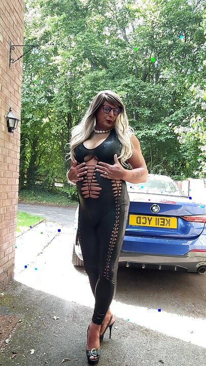 Szexi crossdresser kellycd2022 fekete pvc cicaruhában és magassarkúban