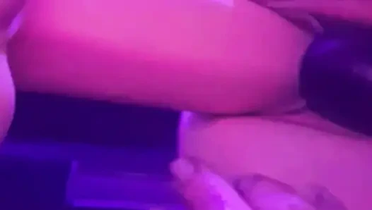Cewek rambut merah muda lagi asik mainin dildo ukuran XL