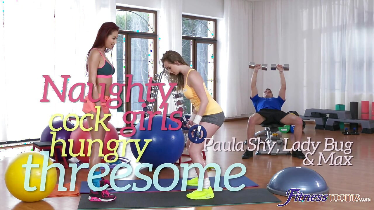 Fitnessrum - stygga tjejer kuk hungrig trekant