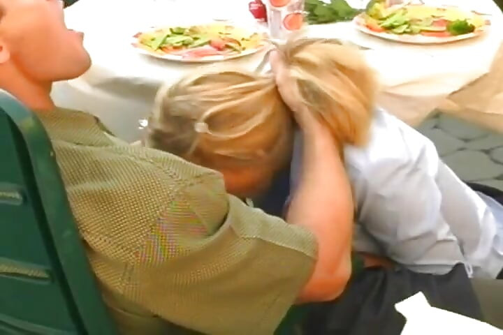 הכוס של הבלונדינית הבלונדינית נבלע והגיע לאורגזמה רועדת