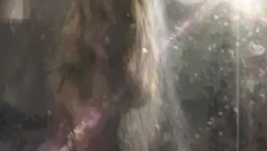 Cewek hot rambut pirang ini lagi asik nyepong kontol dan memeknya dijilat habis-habisan