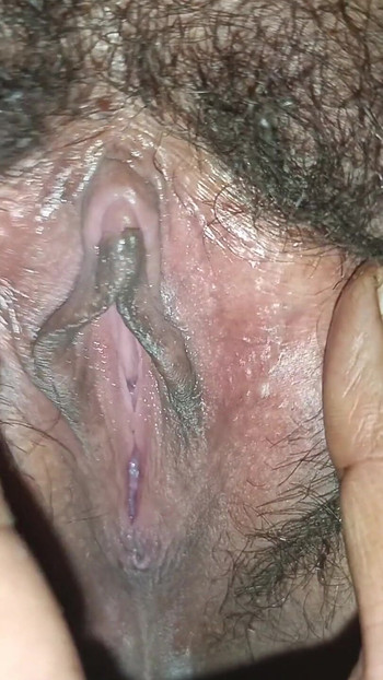 Polubrat je gurnuo prst u pičku seksi polusestre i proširio usta pičke. | Isječak 1