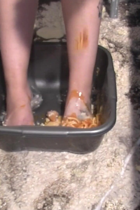 Девушка Georgie угадывает беспорядок