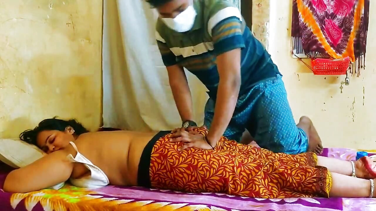 Napalony klient robi desi bhabhi pełny masaż olejkiem, a potem rżnie ją ostro