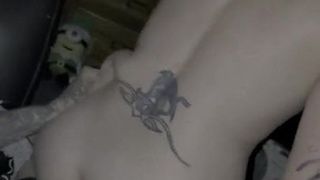 Milf tatuata ragazza sottomessa a letto per una bella scopata
