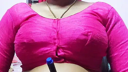 Kakak ipar India yang cantik menelepon pacarnya di rumah