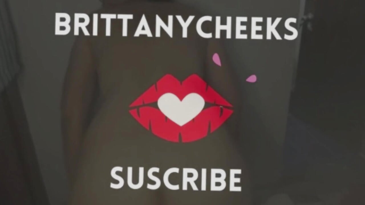 그녀의 집 파티오에서 시오후키하는 Britanny