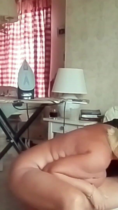 Detik menakjubkan dari "Ibu tiri saya menyeterika bogel dobi, dan saya menonton filem dan melancap kepadanya."