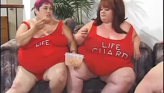 Threesome lesbian gemuk besar menjilati dildo bermain