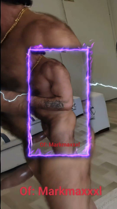Μυώδης τύπος με μεγάλο πούτσο γυρίζει OnlyFans