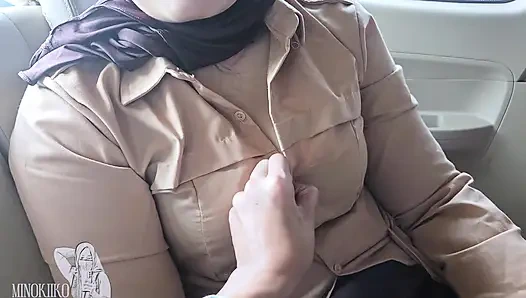 Студентка в хиджабе (18+) трахается в машине, чтобы обновить ее мобильный телефон - Minokiiko