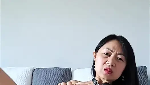 Dildoku yang gemuk bikin aku dijamin muncrat kencingku