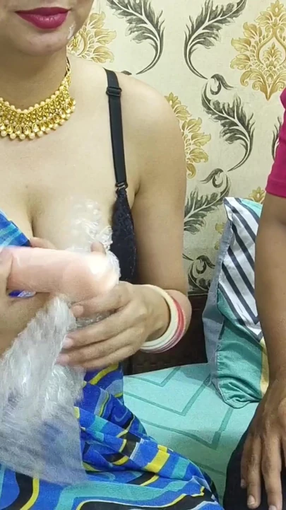 来自“德西萨拉阿姨在生日与印地语肮脏的谈话性交的惊人时刻”