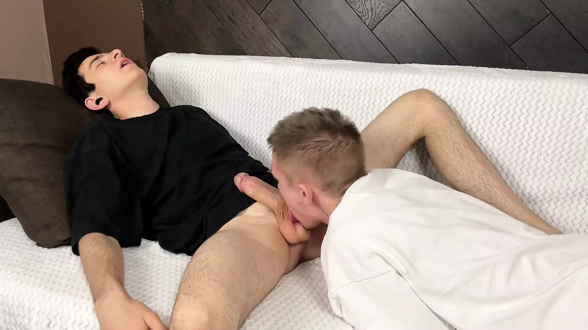 Twink'in ağzına boşalma, sulu oral seks ağzından sikiliyor