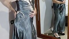 Salope de télévision britannique en longue robe de bal en satin - très sexy et érotique