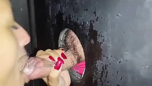 Aku suka bikin pria muncrat banyak banget di gloryhole.
