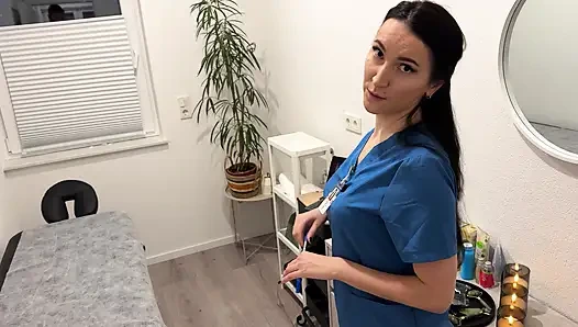 Моя мачеха массажистка зафиксировала мои колени - ее ртом