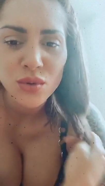 Une fille avec un cul sexy et de gros nichons
