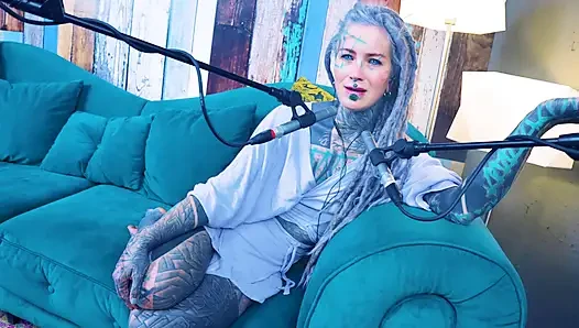 S hakkında konuşuyorum - utanç - asmr podcast sfw konuşuyor gotik sıska kız dreadlocks dövmeli model dövmeli kız