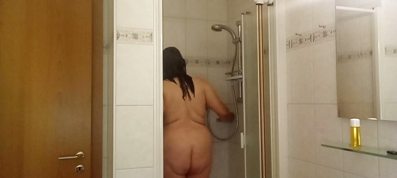 Wanita asli mandi perut lembut, kulit basah