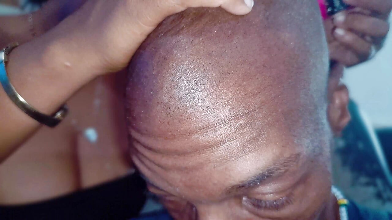 สาวร่านทาสดูแลตัวเองหน้า