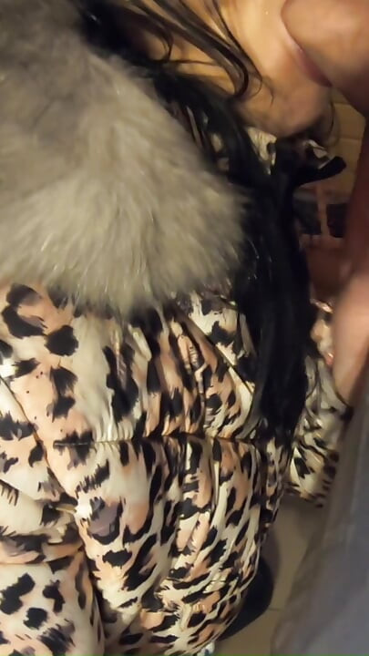 Tante super seksi dengan jaket bengkak dicrot sperma hangat!