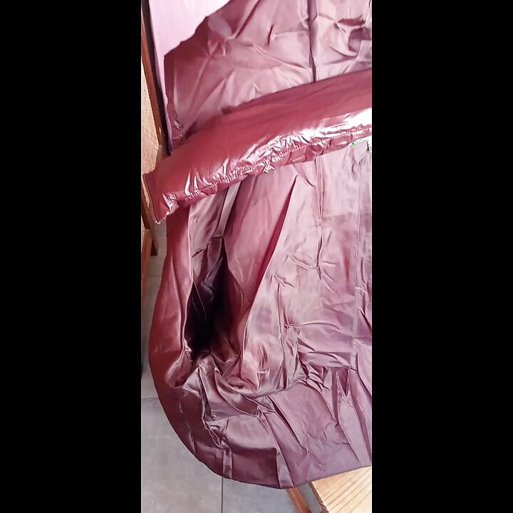 Haar kersenrode poesjesjasvoering krijgt mijn sperma na een lange neukpartij