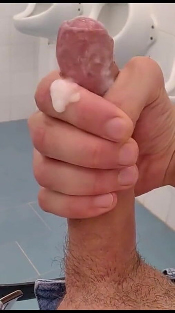 Momento chave de "My Giant Cock Cum in the Pubic Toilet"