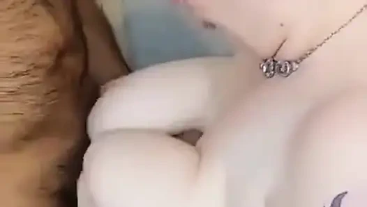 Große Vollbusige Dame in Rot