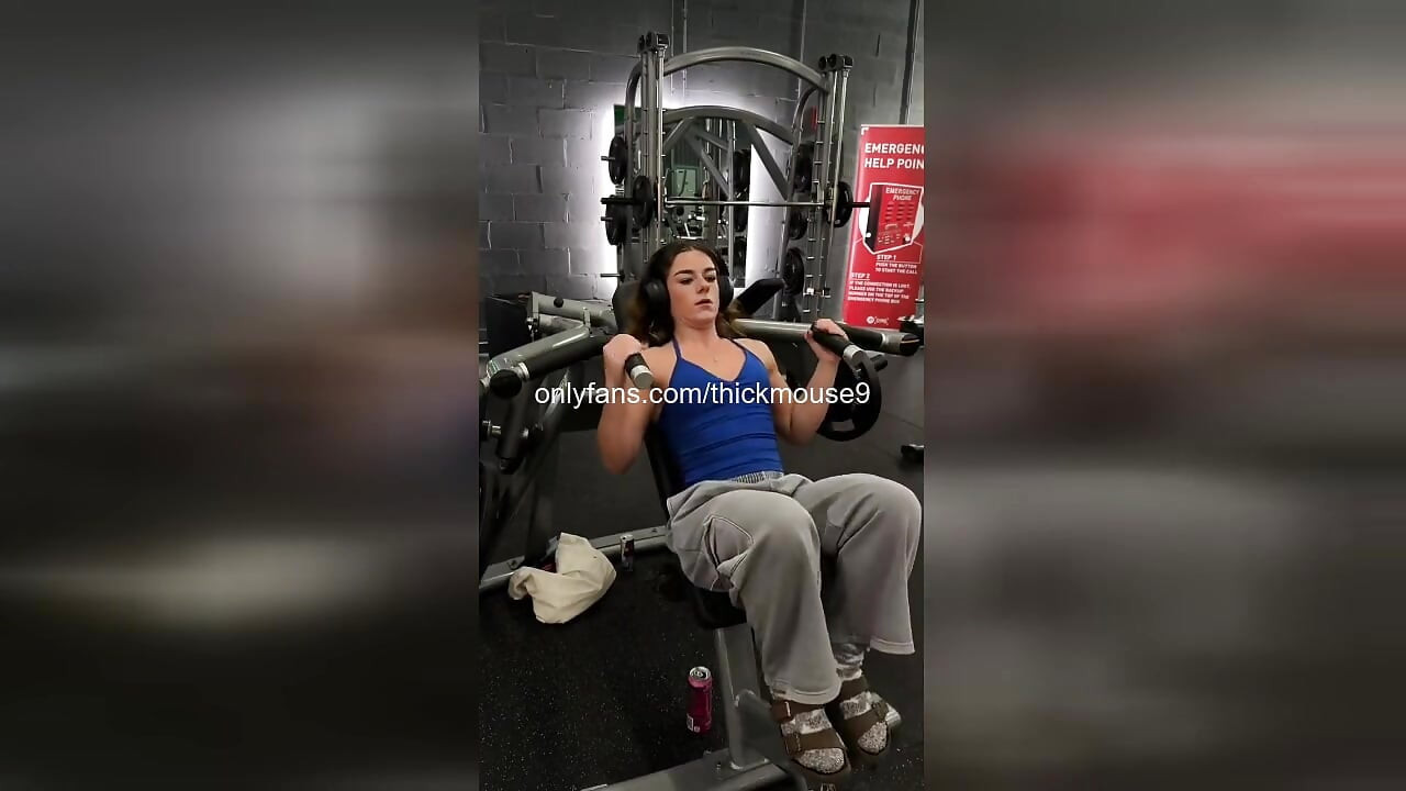 Hopa la sala de sport: Abia legal Expunerea accidentală pizda fetei în timpul antrenamentului!
