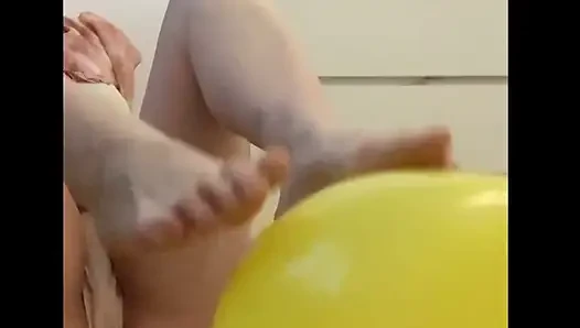 Ayaklar ve balonlar ezme