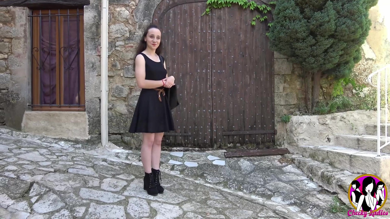 热 amandine 在户外三人行中乱搞